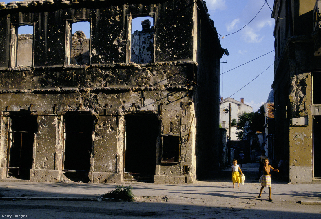 Mostar városában szétlőtt épület az 1991-1995 közötti jugoszláv polgárháború alatt