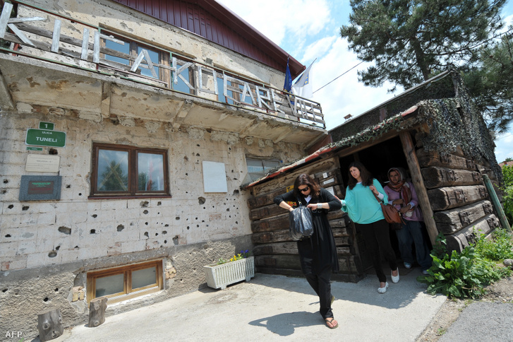 Turisták hagyják el az Alagút Múzeumot Szarajevóban, ami lehetővé tette 1993-ban az élelmiszerek és fegyverek bejutását a városba