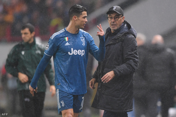 Sarri arcából ítélve Ronaldo nem épp hálálkodott, hogy nem kell tovább áznia a szakadó esőben