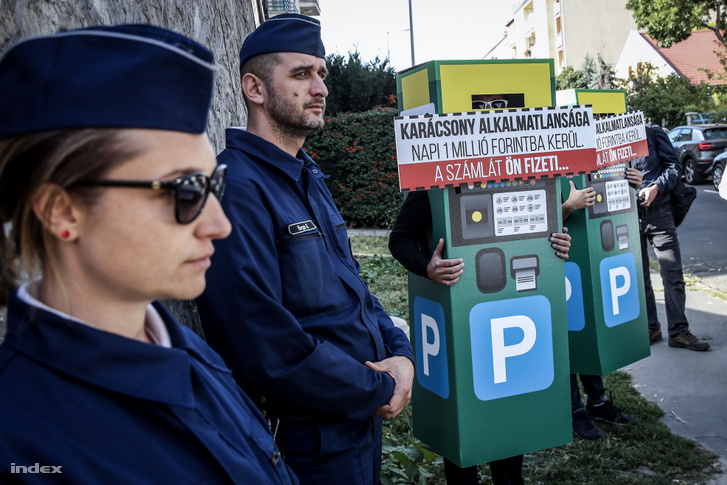 Parkolóautomatának öltözött tüntetők Karácsony Gergely és Dobrev Klára sajtótájékoztatóján 2019. szeptember 20-án