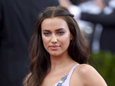 Irina Shayk bikiniben mutatta meg a bárszekrényét