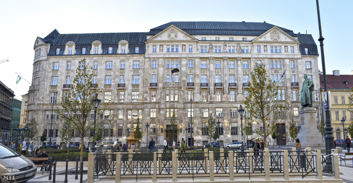 A Nemzetgazdasági Minisztérium épülete a József Nádor téren.