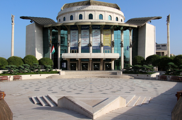 A mostani Nemzeti Színház Budapesten a Bajor Gizi parkban