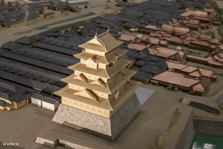 A sógun palotájának egyik tornya a Edo-Tokió múzeum makettjén