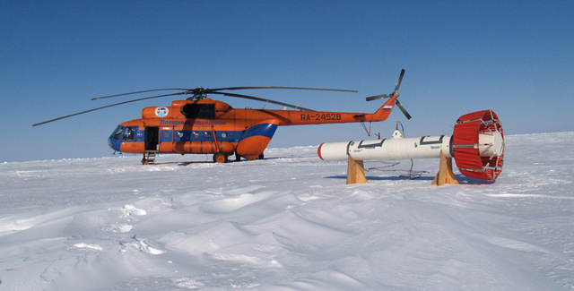 Az EM-Bird elektromágneses jégvastagság-mérőt egy Mi-8-as helikopterről lógatják a kutatott terület fölé