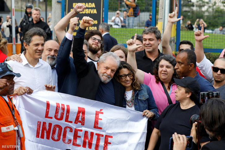 Luiz Inácio Lula da Silva kilép a börtönből szabadulása után. „Lula ártatlan” - írja a transzparens.