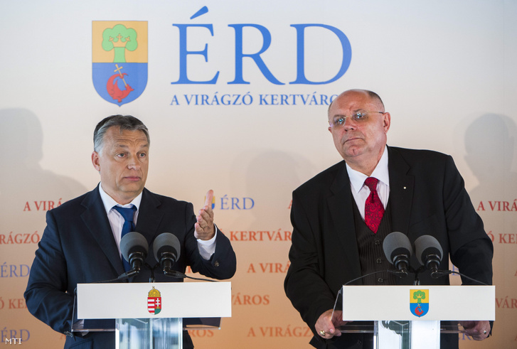 Orbán Viktor miniszterelnök (b) és T. Mészáros András egy 2015-ös sajtótájékoztatón