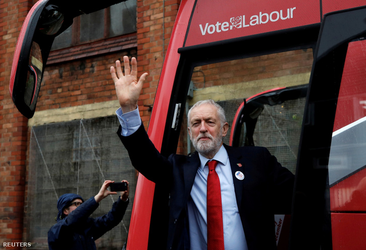 Jeremy Corbyn a Munkáspárt vezetője száll ki a párt kampánybuszából Liverpoolban, 2019. november 7-én