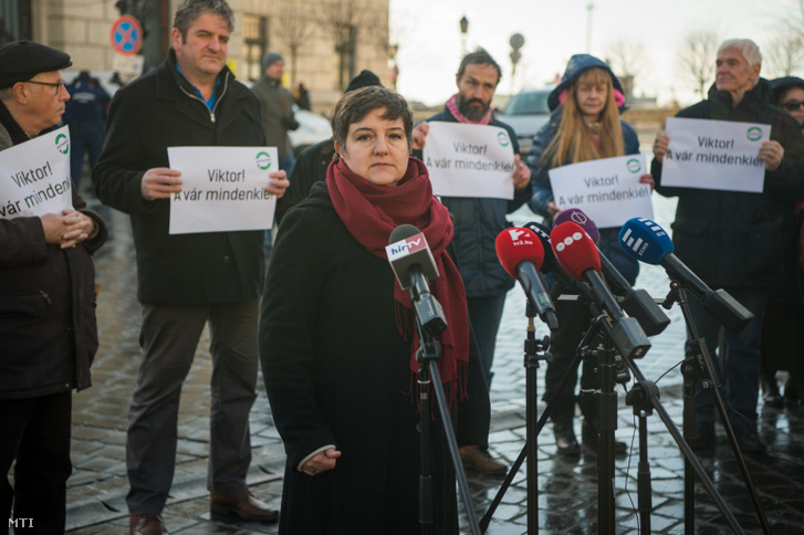 V. Naszályi Márta tiltakozik Orbán Viktor Várba költözése ellen