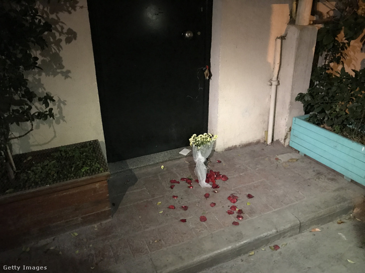 Virág és egy jegyzet a meghalt James Gustaf Edward Le Mesurier lakásának ajtaja előtt 2019. november 13-án