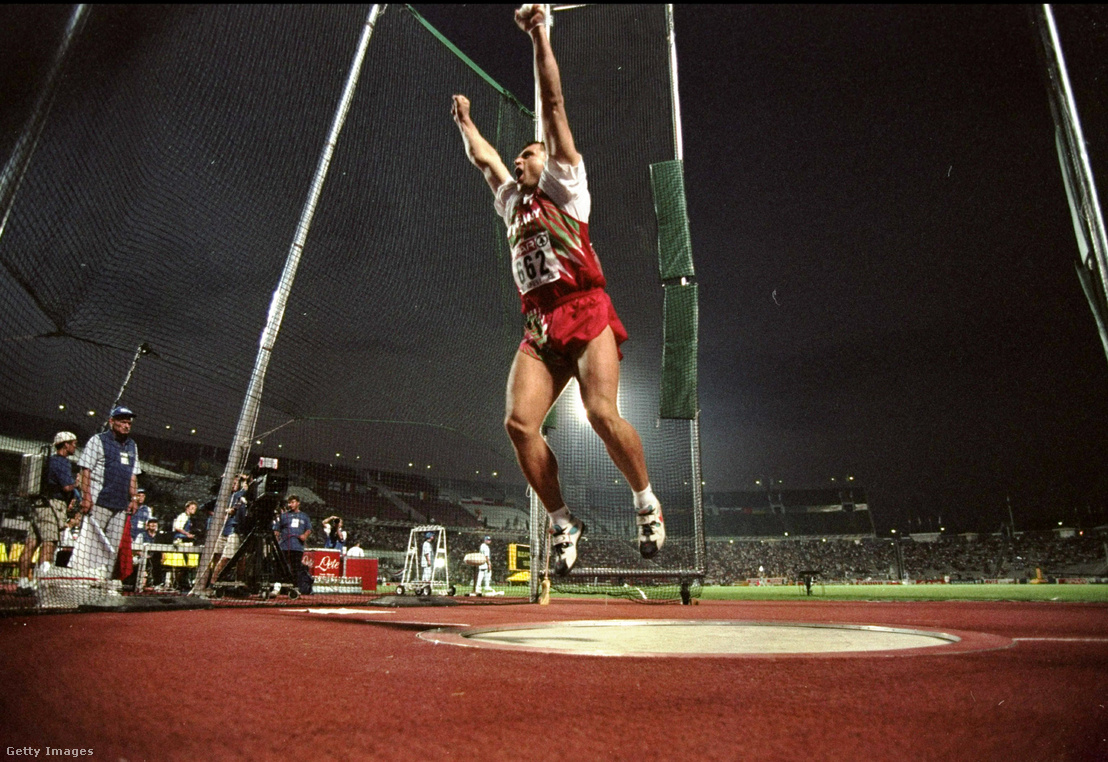 Gécsek Tibor aranyérmet érő dobása után a Népstadionban 1998-ban