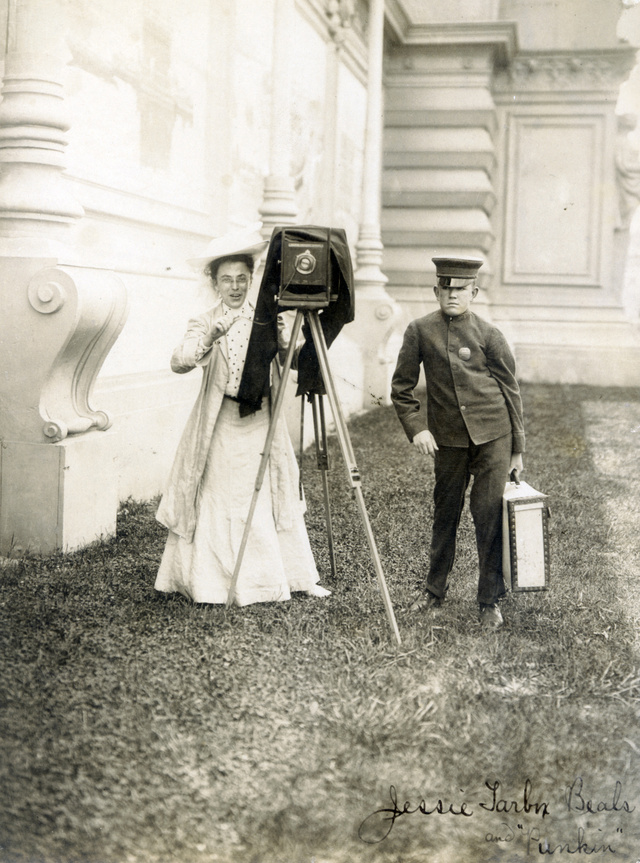1904-ben így nézett ki egy fényképész a segédjével