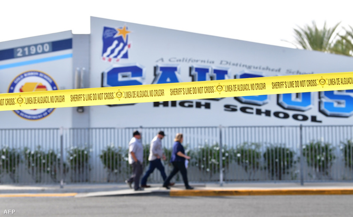 Rendőrségi szallag az iskolai lövöldözés után Santa Claritában 2019. november 15-én