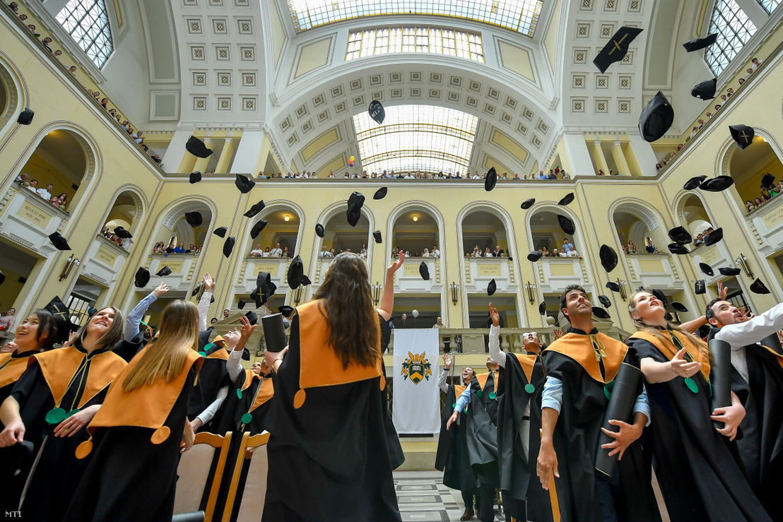 Végzett hallgatók magasba dobják sapkáikat a Debreceni Egyetem Általános Orvostudományi Kar diplomaosztó ünnepségének végén