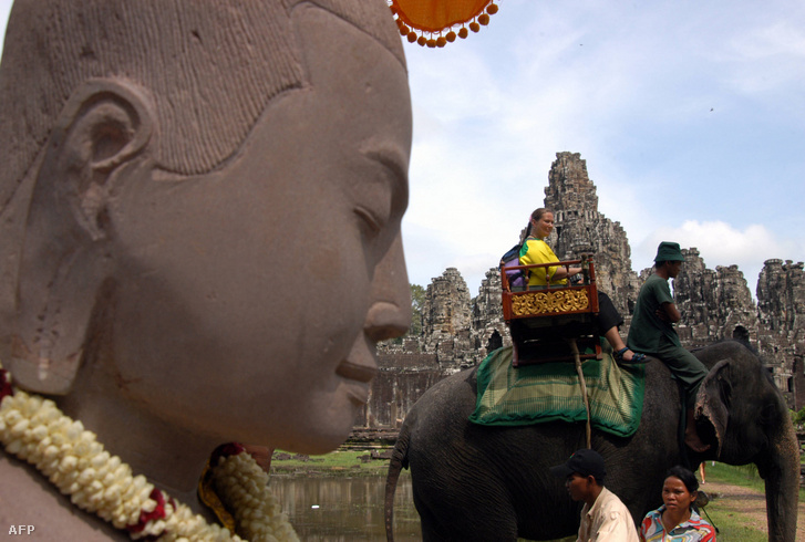 Turista elefántháton Angkorban. A háttérben a Bayon templomrom.