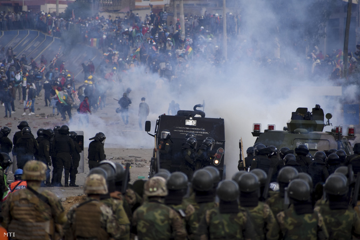 Evo Morales volt bolíviai elnök támogatói rendfenntartókkal csapnak össze Sacabában 2019. november 15-én.