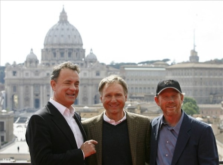 Tom Hanks, Dan Brown, és Ron Howard a római Szent Péter bazilika előtt