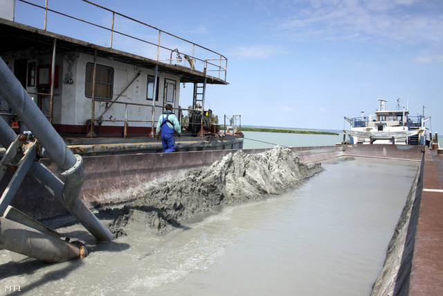 2012. május 16. Alsóörsön megkezdődött a strand part menti részének homokkal való feltöltése. Mivel a lejáróknál a vízmélység eléri az 50-80 centimétert, ezért ezt a sávot teljesen feltöltik, és így homokpadokat alakítanak ki, ahol kisgyermekekkel is biztonságosan lehet strandolni. A művelethez több mint háromszáz köbméter homokot használnak fel, amelyet a Balaton déli részéről hoznak uszályokkal. A homok szállítását és szétterítését a Balatoni Hajózási Zrt. szakemberei végzik el.