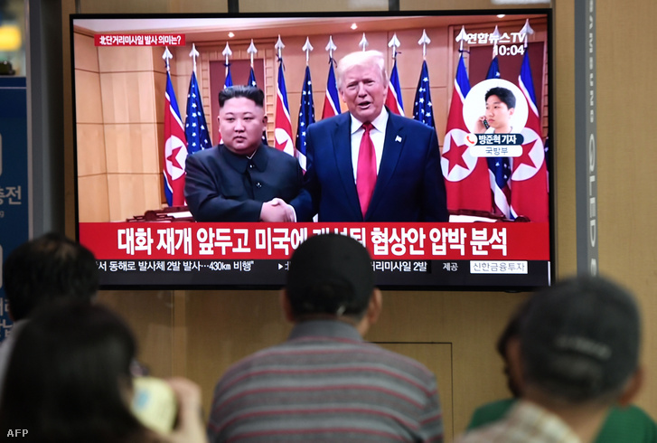 Donald Trump és Kim Dzsongun találkozója a szöuli vasútállomás egyik tévéjén 2019. július 25-én