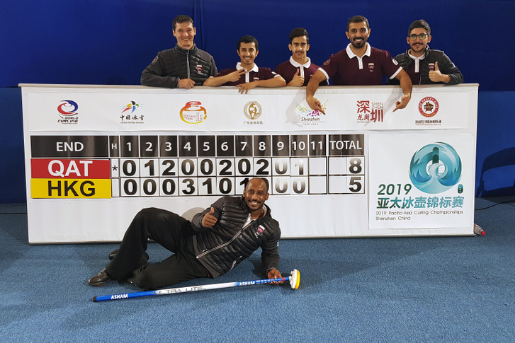 A katari curlingesek egyik legnagyobb sikere, hogy az Ázsia-bajnokságon legyőzték Hongkongot. Belleli Lajos az állósor bal szélén