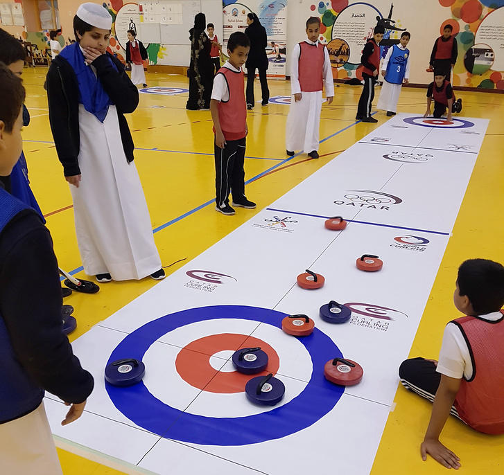 A curlinghez nem kell feltétlenül jég, katari iskolások tanulják a „szárazföldi" változatot