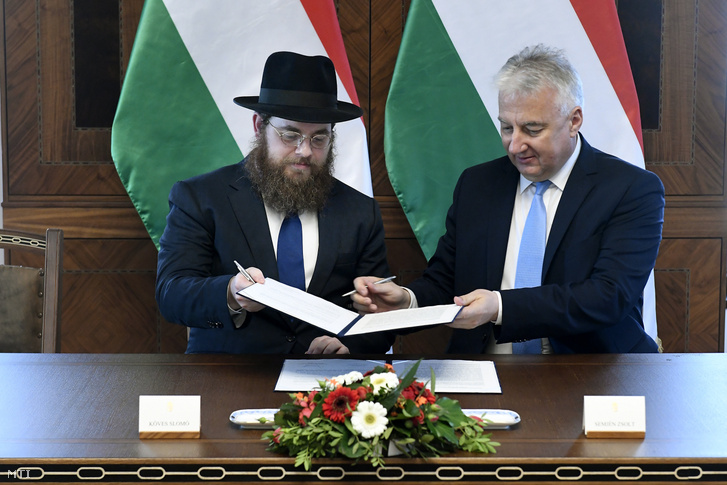 Semjén Zsolt nemzetpolitikáért felelős miniszterelnök-helyettes (j) és Köves Slomó, az Egységes Magyarországi Izraelita Hitközség (EMIH) vezető rabbija a kormány és az EMIH közötti átfogó megállapodás aláírásán Budapesten