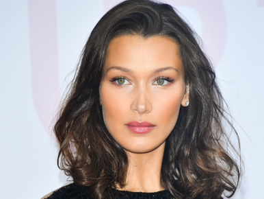 Bella Hadid kilógó mellbimbóval dolgozik valami nagyon furán