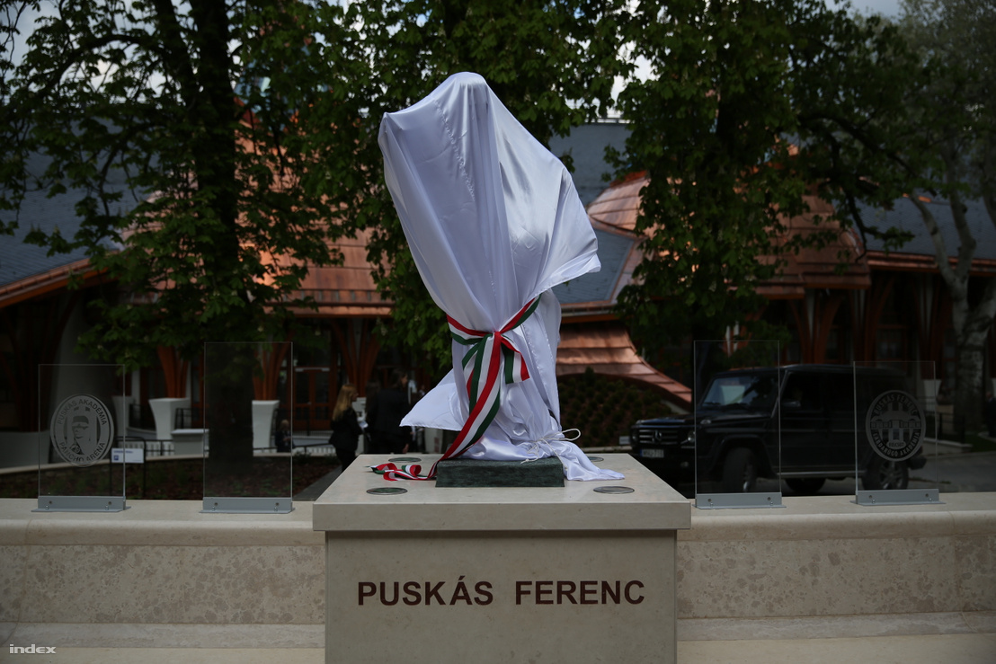 Puskás Ferenc szobra Felcsúton a Puskás Akadémia átadásakor 2014. április 21-én