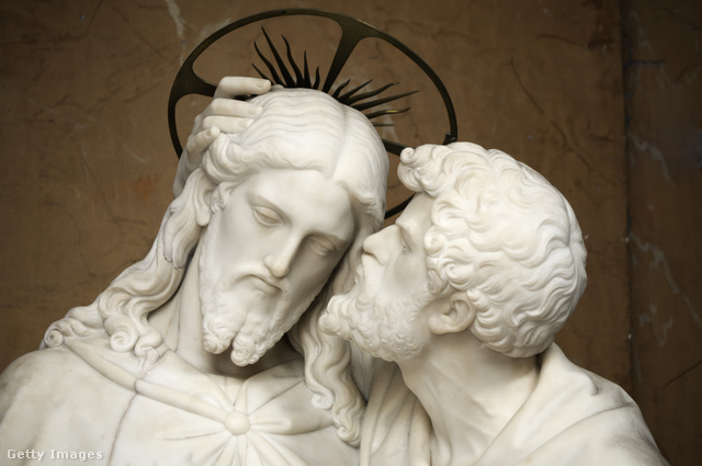 Jézus és Júdás Ignazio Jacometti szobrán