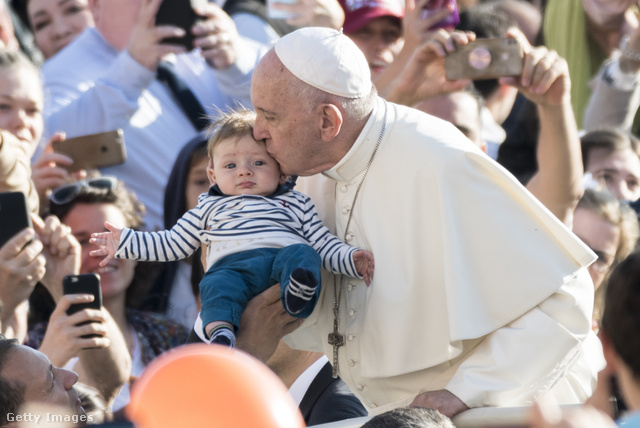 Ferenc pápa megpuszil egy gyereket 2019 októberében a Vatikánban