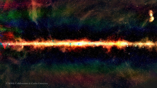 A GLEAM képe, ami a Tejútrendszer középpontjában található. A piros a legalacsonyabb frekvencia színe, a zöld jelöli a középfrekvenciát, a kék pedig a legmagasabbat jelzi. Minden pont egy galaxis, körülbelül 300 000 rádió-galaxist figyeltek meg a GLEAM kutatás részeként.