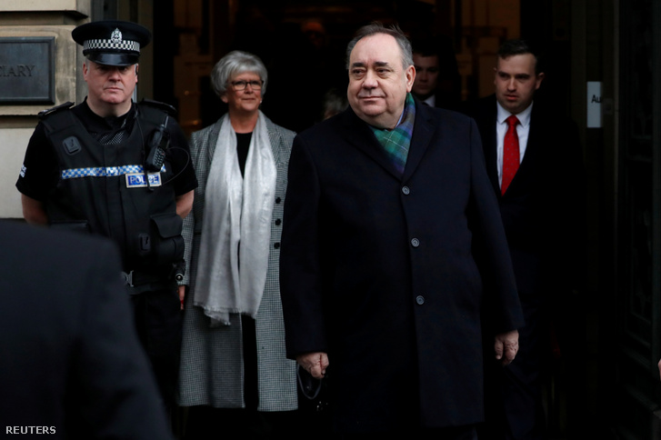 Alex Salmond távozik a bíróságról 2019 november 21-én.