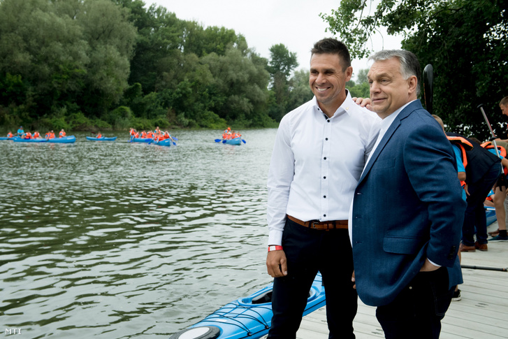 Orbán Viktor miniszterelnök és Kammerer Zoltán olimpiai és világbajnok kajakozó a Tokaji Vízitúra Központ átadásán 2018. június 14-én.