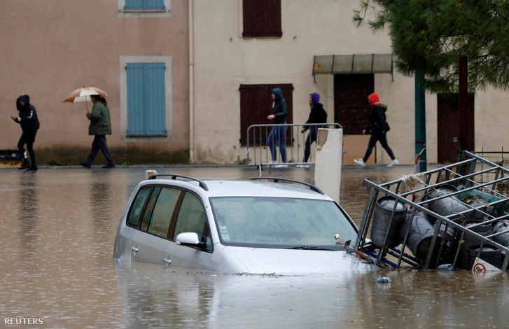 Félig elsüllyedt autó Le Muy-ban, a heves esőzések után vasárnap