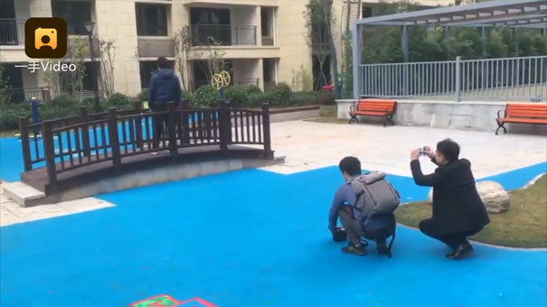 Ha már a tavat nem, a hidat azért megépítették / Fotó: Pear Videos