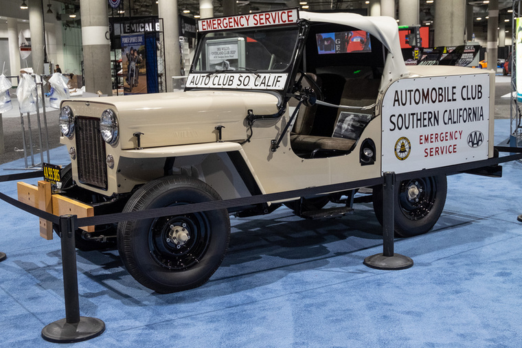Érthetetlen, hogy a Dél-Kaliforniai Autóklub miért egy Mahindra-kinézetű újabb Jeeppel hirdeti magát a Los Angeles Auto Shown