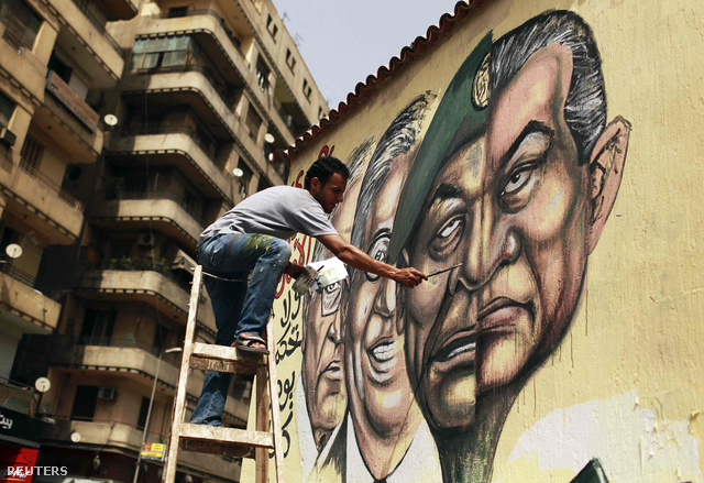 Mubarak volt elnök és Hussein Tantawi tábornok egybemosódó portréját ábrázoló festmény a Tahrír téren