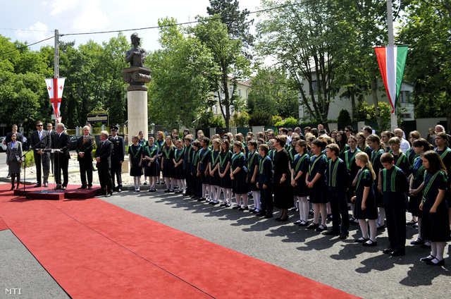 2011. május 23. Schmitt Pál köztársasági elnök beszél beszél a Sota Rusztaveli grúz költő emlékére felállított szobor és a költőről elnevezett tér avatásán Budapesten, a XII. kerületben. Mellette áll Miheil Szaakasvili, Grúzia elnöke (b3), Tarlós István főpolgármester (b6) és Pokorni Zoltán XII. kerületi polgármester (b7).