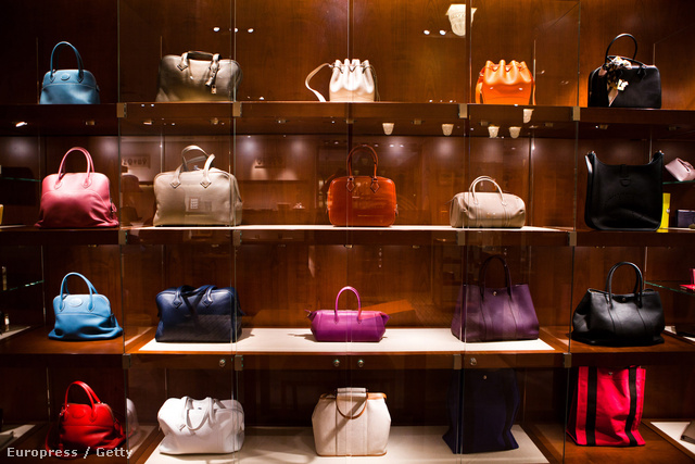 Hermès  táskák a divatház kirakatában