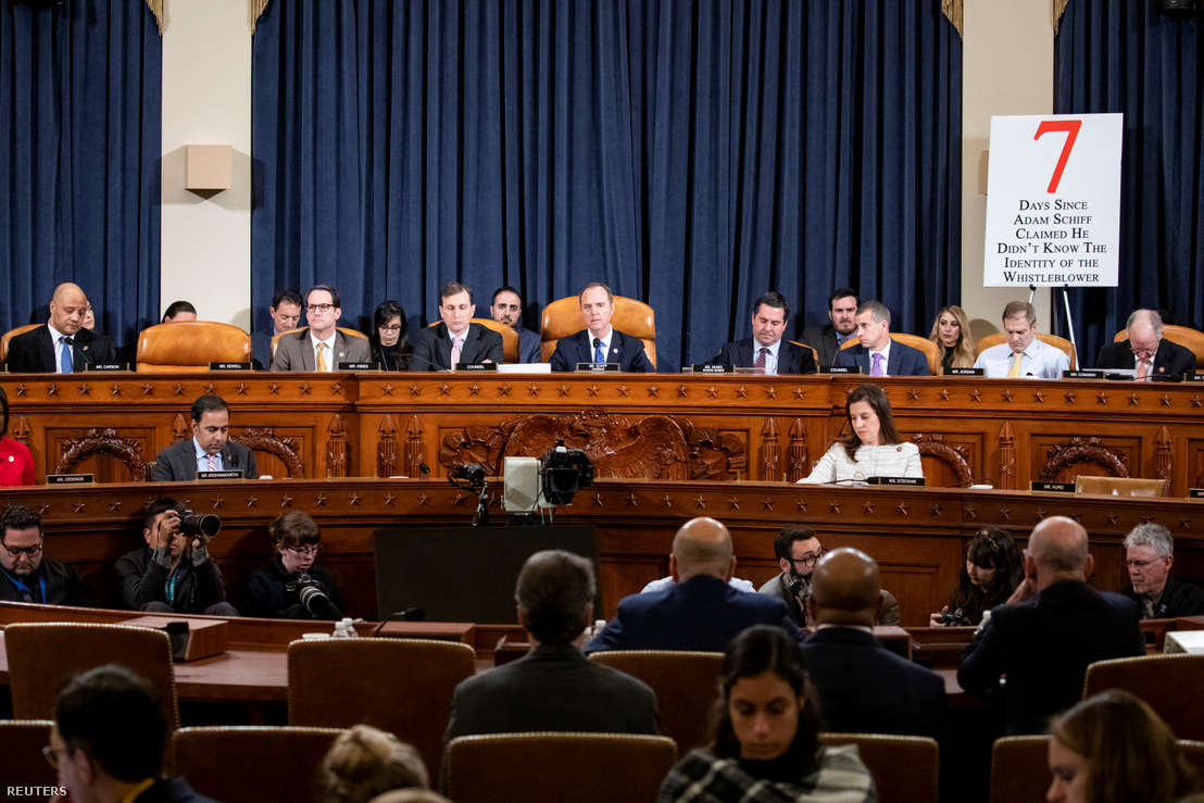 A bizottság elnöke, Adam Schiff tart záróbeszédet Gordon Sondland november 20-i meghallgatása után a Capitol Hillben