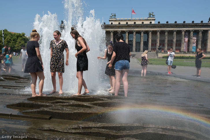 Fiatalok pancsolnak a szökőkútban Berlinben, ahol a szaharai forróságban miatt 40 fok felé kúszott a hőmérséklet 2019. június 26-án