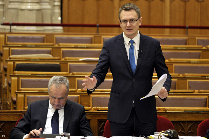 Rétvári Bence az Országgyűlés plenáris ülésén 2019. november 19-én.