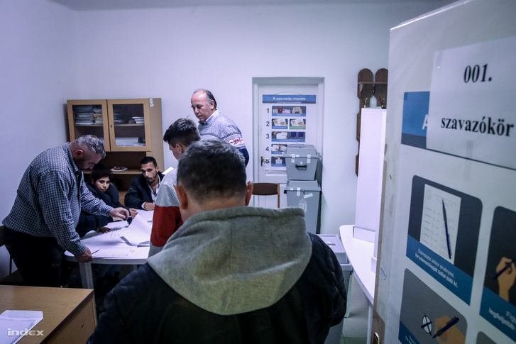 Szavazó érkezik a megismételt önkormányzati választásra Nyéstán 2019. november 10-én.