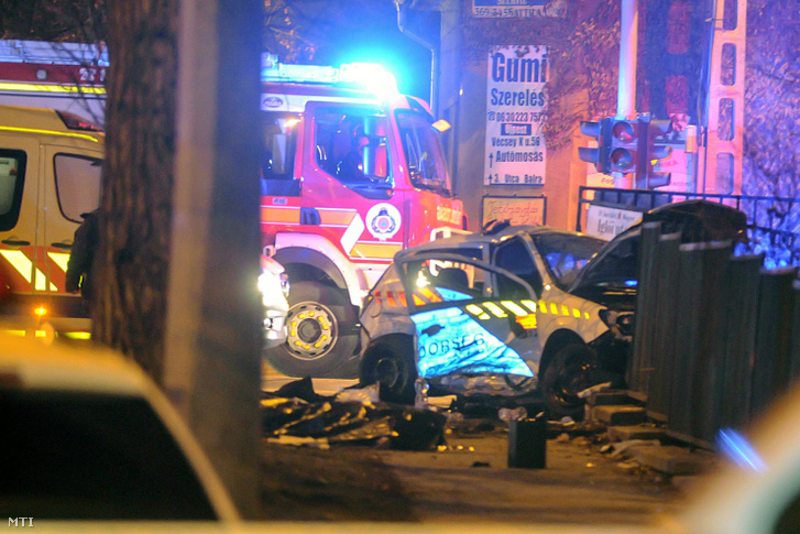 Ütközésben összetört rendőrautó a IV. kerületben a Fóti út és a Leiningen Károly utca kereszteződésében 2018. február 16-án