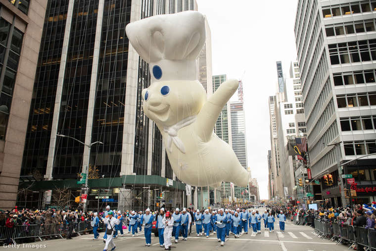 Ő a Pillsbury Doughboy, akkora, mint egy ház, amint száll a magasban!