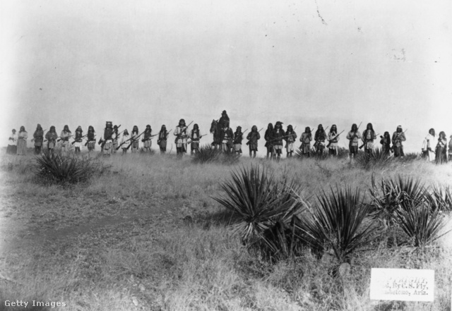 Geronimo és csapata a Sierra Madre hegységben (1886)