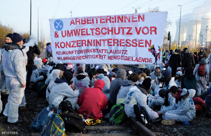 Klímavédő aktivisták blokkolnak egy vasútvonalat egy külszíni fejtésű bányánál Jaenschwalde közelében