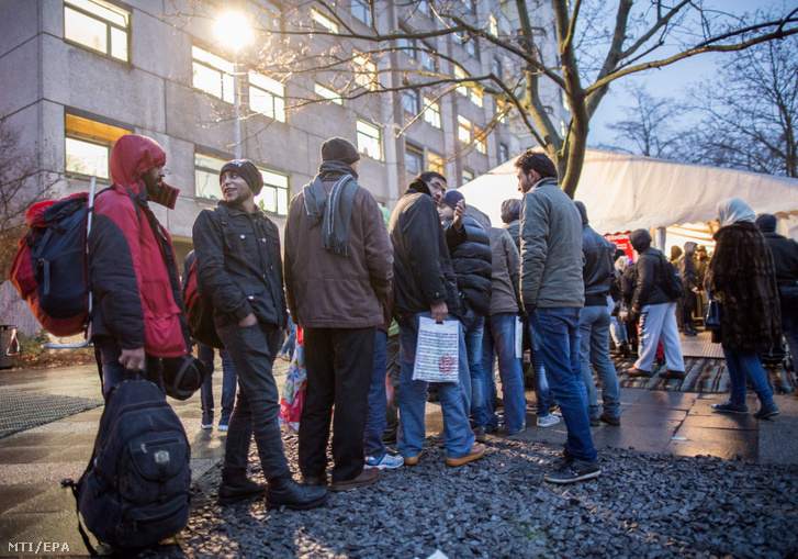 Menekültek a regisztrálásukért állnak sorban a tartományi egészségügyi és szociális hivatal (LaGeSo) épülete elõtt Berlinben