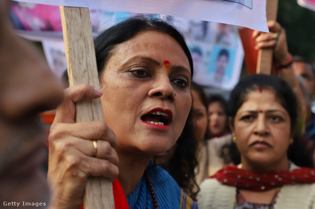 Indiai nők Priyanka Reddy állatorvosnő megerőszakolása és meggyilkolása miatt tüntetnek