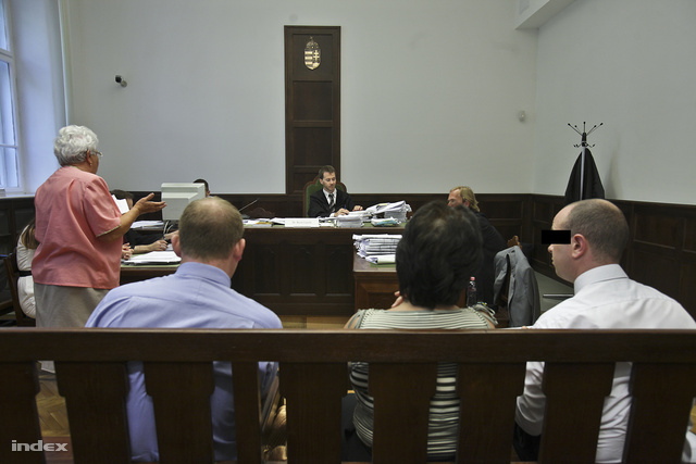 A vádlottak nem vállalták arcukat (a kép a júniusi tanúmeghallgatáson készült)